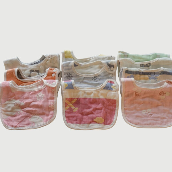 純棉6層紗布口水巾 獨特大U型設計 嬰兒口水巾 透氣吸水 新生兒圍兜 男女款隨機出色