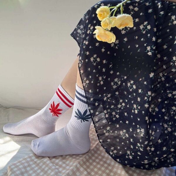 白色中筒襪 | MIT台灣製 精梳棉2/2純棉女襪 細條葉子款 襪子 小腿襪
